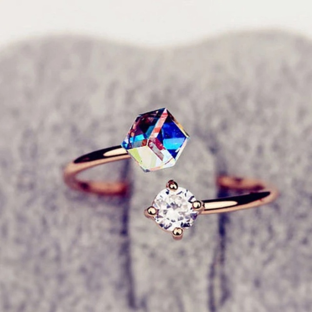 NEW๐๐CLEAR MULTICOLOR CRYSTAL CUBE OPEN RING๐๐ - Picture 7 of 8
